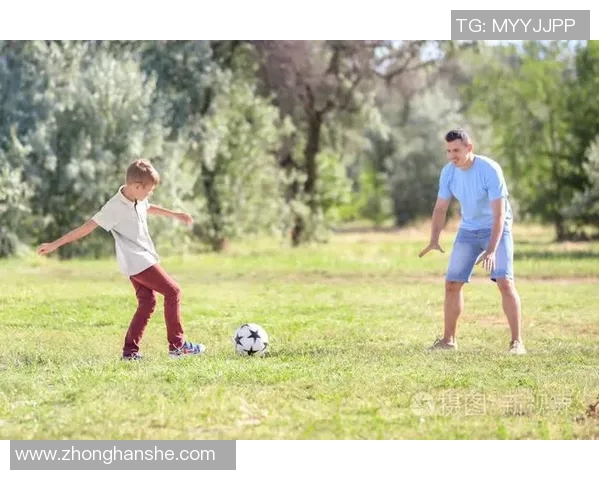 爱上足球明星爸爸的视频记录了亲子时光的温馨与感动